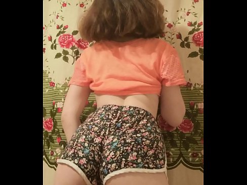 ❤️ Babe żagħżugħa sexy tqaxxir ix-xorts tagħha fuq il-kamera ❌ Sluts lilna