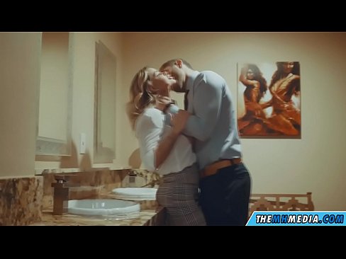 ❤️ Meta blonda busty seduces f'kamra tal-banju pubbliku ❌ Sluts lilna